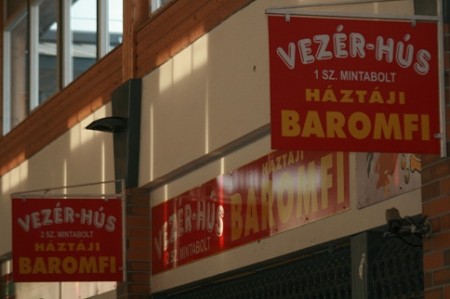 Ezt a táblát és feliratot keressék!